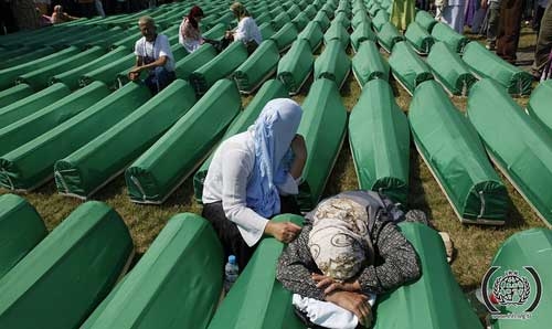 23 تیر ، سالگرد قتل عام مردم مسلمان سربرنیتسا توسط صربها است. جنایتی که نیروهای سازمان ملل نیز در آن نقش داشتند و حاضر شدند در ازای بازپس گیری 14 سرباز هلندی 5 هزار مرد مسلمان را در اختیار صربها قرار دهند.