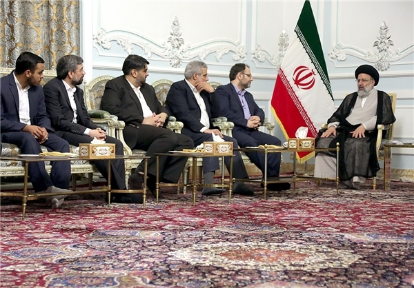 انتظار این حجم از تخریب از طرف آقای روحانی را نداشتم/ جمع شدن بخش عظیمی از نیروهای دلسوز انقلاب برکت این انتخابات بود/ دولت وادار شد صدای مردم را بشنود/ دستگاه قضا بدون مماشات با متخلفان انتخابات برخورد کند واقع مطلب این است که انقلاب اسلامی در عرصۀ مدیریت کشور پس از سالها هنوز نتوانسته است طرح خود را به صورت کامل ارائه دهد. الگوهایی از مدیریت انقلابی وجود دارد و آثار خوبی خلق کرده است ولی به عنوان یک جریان غالب نه خود را کاملاً شناسانده است و نه بر فرهنگ مدیریتی و اجرائی کشور حاکم شده است. ریشه های مشکلات کشور شناخته شده نبودن این نوع از مدیریت عقلانی و انقلابی و جاری نشدن آن در ساختارهای مدیریتی کشور است. من عقیده دارم انقلاب اسلامی حتی به کسانی که به این انقلاب اعتقاد ندارند بیشترین خدمت را کرده است و وظیفه هم دارد بکند. منتها این پروژه هنوز کامل نیست و خلاهایی دارد که باید پوشانده شود. همین موجب ناکارآمد نشان دادن انقلاب و نظام میشود.