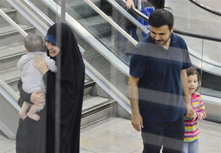 دانشمند ایرانی به کشور بازگشت + تصاویر دانشمند ایرانی، همسر و سه فرزند خردسالش به دلیل اقدام خصمانه دولت آمریکا در تایید روادیدش نتوانسته به دانشگاه هاروارد برود، به کشور بازگشت.