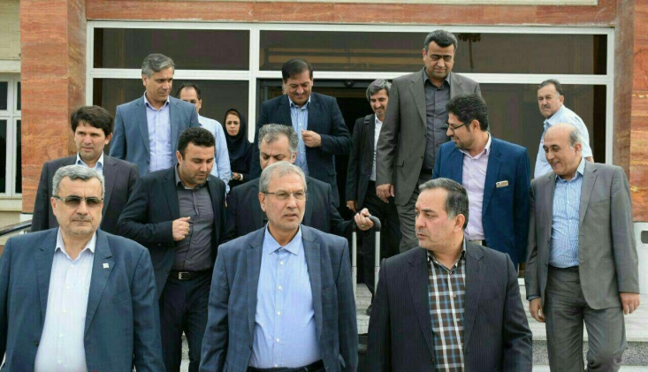 قوانین، تجار و صاحبان کسب و کار را سنگ قلاب می کند / وقتی هیچ اراده ای برای حل قوانین خلق الساعه و مزاحم در مجلس و دولت نیست ببینید ماشین از اول سال تا به حالا چند بار آزاد شد و ممنوع شد. گمرک را نگاه کنید؛ قوانین استاندارد، قوانین بهداشت، این قوانین در حال تغییر است. بخشنامههای وزارت دارایی برای مالیات ارزش افزوده، برای مالیاتهای مختلف هر روز تغییر میکند یا شهرداری، برای گرفتن یک پروانه کسب، ببینید چقدر مردم را میبرد و میآورد.