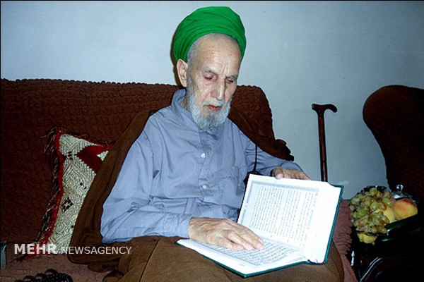 اینجاهنوز هم بوی بهار می دهد/ گفت وگویی با «سیدجواد»، معروف ترین عطر فروش ایران را دوباره بخوانیم «سیدجواد» محبوب بازار رضای شهر مشهد درگذشت تا از او برای همه زائرانی که به هوای هوای بهاری حجرهاش پا به بازار رضا میگذاشتند. تبدیل به خاطرهای شیرین شود.