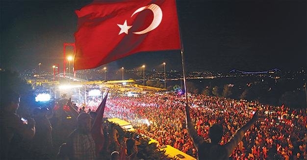 اردوغان در سالگرد کودتا: گردن خیانتکاران را میزنیم! مقامات ترکیه «جنبش گولن» و رهبر این جنبش- فتح الله گولن- را به سازماندهی این کودتا در تاریخ پانزدهم ژوئیه ۲۰۱۶ متهم می کنند؛ کودتایی که ۲۴۹ کشته و حدود ۲۲۰۰ مجروح برجای گذاشت.
