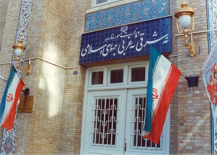وزارت خارجه هنوز هم میتواند از سقوط آزاد برجام جلوگیری کند/ به میزانی که آمریکا برجام را نقض میکند دولت آن را اجرا کند! از بند 37 برجام میتوان برای مقابله با تحریم S.722 استفاده کرد. در واقع اجرای کامل برجام توسط دولت یازدهم راه حل مقابله با تحریم ناقض برجام است. در توضیح بیشتر این مسئله باید اشاره کرد که باتوجه به اینکه ایران اعلام کرده در صورت بازگشتن مجدد تحریمها، کل یا جزء تعهدات خودش متوقف خواهد کرد دولت یازدهم میتواند به میزان نقض برجام در تحریم S.722 برخی اقدامات داوطلبانه خود را متوقف کند. مثلاً مطابق با برجام ایران باید 8/5 سال بعد از اجرای توافق بر روی یک زنجیره 30 تایی سانتریفیوژ IR-8 آزمایش نماید اما ایران اعلام کند که در اولین روز تصویب و اجرایی شدن تحریم S.722 آزمایش بر روی این زنجیره 30 تایی را در حضور خبرنگاران و رسانهها شروع خواهد کرد.