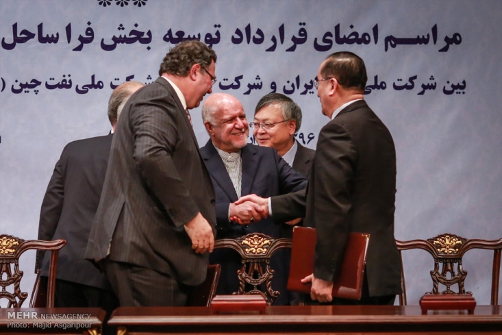 انتقال «حاکمیت و مالکیت کشور بر میدان نفتی » به توتال، با دستان زنگنه /آیا قراردادهای جدید نفتی موسوم به IPC همان نسل چهارم بیع متقابل است؟ بعضا در برخی رسانه ها و در سخنان بعضی از صاحب منصبان محترم اشاره می گردد که قراردادهای جدید نفتی همان بیع متقابل پیشرفته و یا نسل چهارم بیع متقابل است. جهت بررسی موضوع فوق و آگاهی از صحت و سقم آن بایستی به ماهیت و ریشه قراردادهای بیع متقابل رجوع کنیم و با ماهیت قراردادهای جدید نفتی موسوم به IPC مقایسه نماییم تا بتوانیم قضاوت درستی داشته باشیم.