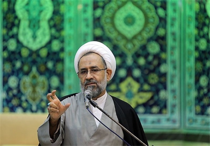 وی ادامه داد: حضور جمعیت 25 میلیونی در کربلا در سال گذشته نشان از مدیریت امام حسین(ع) دارد و تلاش استکبار رسانه‌ای برای به تصویر نکشیدن این جمعیت بزرگ بی‌نتیجه ماند، مدیریت امام حسین(ع) جهانی است و تنها مختص شیعیان نیست، گاندی رهبر نهضت هند با دستانی خالی تنها با الگوبرداری از امام حسین(ع) در مقابل استعمار انگلیس ایستاد و آنها را از هند بیرون راند.