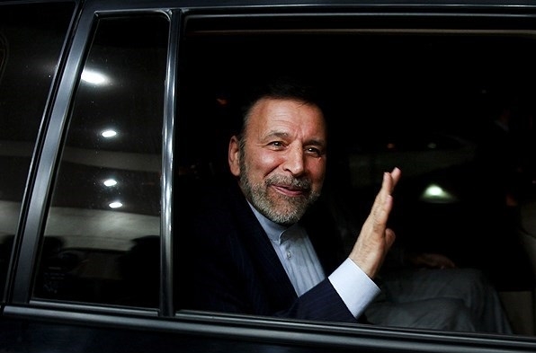  طبق اعلام نظر شواری فضای مجازی کشور 60 درصداز پهنای باند مصرف شده در کشور توسط کاربران تلگرام استفاده می شود. این یعنی سود حاصل از خارج بودن این سرورها به جیب تنها واردکننده انحصاری پهنای باند اینترنت یعنی وزارت ارتباطات می رود، در نتیجه هزینه فایده این نهاد دولتی مانع از این می شود که سرورهای تلگرام به داخل کشور منتقل شوند.

