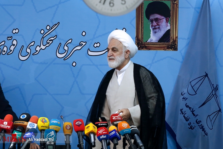 اظهارات بقایی کذب است/ پرونده فریدون مفتوح است/رسیدگی به پرونده صندوق ذخیره ادامه دارد/ متهم ردیف اول فوت بنیتا سابقه 130 فقره سرقت نداشته و با فیش حقوقی آزاد نشده/ متهم کردن پلیس در قتل بنیتا بِیانصافی است سخنگوی قوه قضاییه در صد و پانزدهمین نشست خبری خود با اصحاب رسانه در پاسخ به سوالی در خصوص اظهارات بقایی علیه قوه قضاییه و خود ایشان بعد از آزادی و دروغگو خطاب کردن ایشان اظهارداشت: آنچه را که لازم است در خصوص این پرونده انجام شود دادستان تهران توضیح داده و اقدامات را انجام دادهاند.