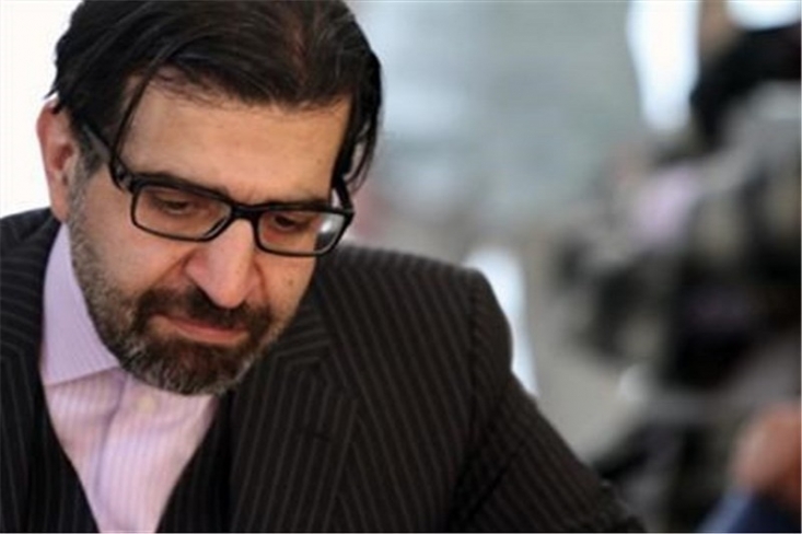 تجویز مسکن برای درمان سرطان/ آقای خرازی! آن زمان که عراقچی از «جان کری» عکس اینستاگرامی میگرفت، باید پروتکل رفتار دیپلماتیک را آموزش میدادید نیازی به برگزاری واحد آموزش پروتکل رفتار و اخلاق برای نمایندگان نیست؛ آقای خرازی هم خود بهتر میداند که علاج درد سرطان تجویز مسکن نیست؛ چرا که نه یک واحد بلکه باید صدها و هزاران واحد پروتکل اخلاق سیاسی برای سیاستمدارانی برگزار کرد که با اتخاذ ملاک "همقبیله بودن" افرادی را درکنار هم و در قالب لیست امید گردآوری کردند و پس از انتخابات و سرمست از پیروزی، در روزنامههای زنجیرهایشان تیتر گرفتند: مردم پاسخ تندروها را دادند!