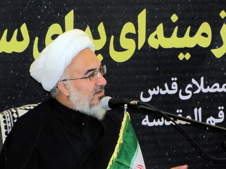 مقوله «مُد» نباید ساده انگاشته شود/ مُد به تمامی شئون و عرصههای حیات تعمیم یافته است/ در سبک زندگی غربی، اگر شهوات انسان ارضا نشود توانایی لازم برای فعالیتهای سطح بالا و انجام تحقیقات جدید پیدا نمیشود مقوله «مُد» نباید ساده انگاشته شود و به پوشش و آرایش زنان و جوانان منحصر گردد بلکه باید توجه داشت که مُد به تمامی شئون و عرصههای حیات تعمیم یافته است. در واقع دکوراسیون خانهها و ادارات و اتاق مدیران و... دائماً در حال تغییر است و این تغییرات به یک الزام اجتماعی بدل شده و لذا اگر یک کاسب یا تاجر یا مدیر شرکت از این مُدها در خانه یا محل کار خود تبعیت نکند، اعتبار و جایگاه خود در بازار را از دست خواهد داد.