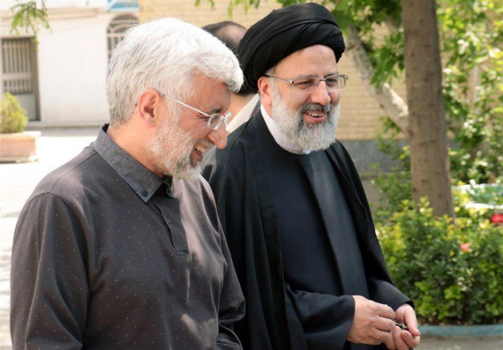 3 ماه پس از انتخابات؛ تداوم رونماییهای رییسی از دستاوردهای آستان قدس و حضور جلیلی در مناطق محروم+ عکس و فیلم/ خبری از افتتاحهای انتخاباتی روحانی نیست! این مسئله از جایی جالبتر میشود که بدانیم رقبای اصلی حسن روحانی بدون هیچگونه تغییری در سلوک و روش خود پس از انتخابات نیز مشغول انجام وظیفه هستند. سید ابراهیم رئیسی همچنان به افتتاح دستاوردهای آستان قدس مشغول است و سعید جلیلی نیز به عنوان اصلیترین منتقدین دولت همچنان به مناطق محروم سفر میکند امری که به درستی نشان میدهد جلیلی و رئیسی در ایام انتخابات اهل نقش بازی کردن نبودند و حل مشکلات و دغدغههای اصلی مردم مهمترین هدف آنان بوده است. امری که هیچگاه به قبل و یا بعد انتخابات محدود نشده است. برخلاف افتتاحهایی که حتی به شکل نمایشی آن نیز دیگر تکرار نمیشود!