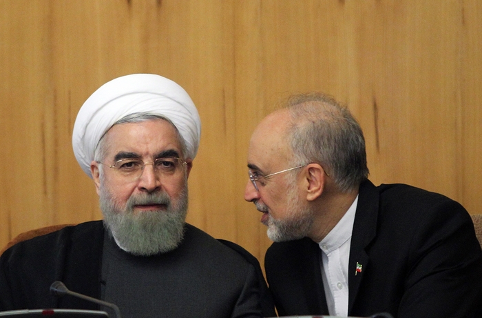 وقتی در صیانت از منافع ایران فاصله دولت دوازدهم با روسیه هم کهکشانی میشود!/صالحی: آمریکا از توافق خارج شود ایران خارج نخواهد شد/ ریباکوف: آمریکا باید به تعهداتش عمل کند؛ با هرگونه تغییر در توافق هستهای مخالفیم اما تاسفآور جایی است که بدانیم واکنش روسیه نسبت به خروج احتمالی آمریکا از توافق هستهای بسیار قاطعتر از دولتمردان فعلی و در صدر آنها علیاکبر صالحی است. ریابکوف معاون وزیر خارجه روسیه در شصت و دومین کنفرانس پوگواش در آستانه قزاقزستان در اینباره میگوید: روسیه با هرگونه تغییر در توافق هستهای ایران مخالف است. طرفین برجام از تصمیمات یکجانبه خودداری کنند.