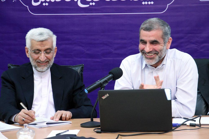 در حاشیه سلسله نشست های تخصصی «جلیلی»؛ اینبار وزارت راه و شهرسازی/وقتی «سعید انقلاب» الگوی منطقی کار سیاسی را نشان میدهد/ماجرای گزارش وزارت اطلاعات به احمدی نژاد علیه نیکزاد چه بود؟! نیکزاد خودی تکان میدهد و لپ تاپش ر ا روشن میکند. با یک بسم الله یک ساعت وقت میخواهد و اسلاید ها را ورق میزند. همزمان که در مقدمه بحث هایش از حق مسکن در کلام امیرمومنان و امام خمینی(ره) میگوید، ذهنم را درگیر مشکلات مسکن مردم میکنم. از اجاره نشین های جنوب شهر تا حاشیه نشین ها و مسکن مهری هایی که هر روز تجمع میگذاشتند و حق مسکن شان را مطالبه میکردند؛ واقعا کارنامهی تلخی دارد آقای آخوندی.