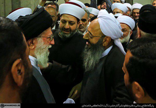 بررسی پیامهای نامه رهبرمعظم انقلاب به مولوی عبدالحمید/ رهبرانقلاب: هیچ کس اجازه ندهد دشمنان و خناسان وابسته به این و آن، در این صف واحد تفرقه افکنده و کارشکنی کنند آنچه اهمیت دارد این است که رهبری معظم با تکرار مواضع همیشگی در خصوص وحدت میان اقوام و مذاهب، حقوق اقلیت ها را در رجوع به معارف دینی و قانون اساسی دانسته اند. نگاهی کوتاه به نکته های موجود در این نامه حدود و ثغور حقوق و تکالیف اقلیت ها را به خوبی نشان میدهد.