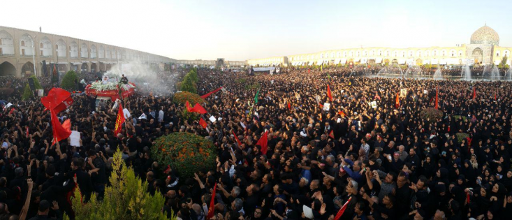 شهید مدافع حرم شهید محسن حججی پس از ماه‌ها دوری از خانه به اصفهان بر می‌گردد، آن قدر شوق بازگشت داشته و سریع آمده شهید بی سر، پس از زیارت مشهد مقدس، دیدار با رهبر معظم انقلاب، وداع با مردم تهران، به اصفهان آمده تا بار دیگر بوی شهادت را در کوچه و بازار اصفهان به مشام مردمی برساند که با تشییع شهید خاطره‌ها دارند.