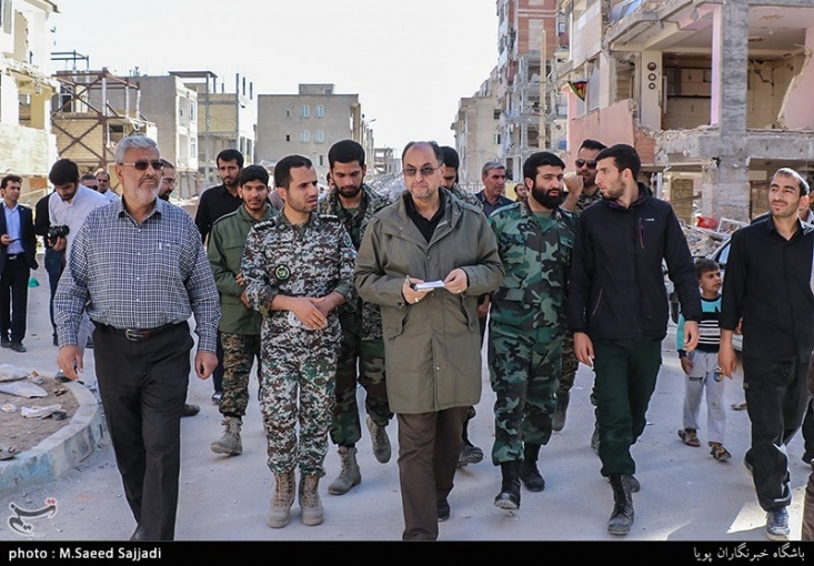 وحید حقانیان نماینده رهبر انقلاب در بازدید از مناطق زلزله زده: خدا لعنت کند آقای جهانگیری که اولین تخم لق سیاسی را گذاشت/ خودم از مسکن مهر سرپل بازدید داشتم و سازه مشکلی نداشت وحید حقانیان نماینده رهبر انقلاب در حاشیه بازدید از مناطق زلزله زده و بررسی نحوه امدادرسانی به مردم کرمانشاه با بیان اینکه بسیاری از سازه های بتونی ساختمان های شخصی کاملا فرود آمده است، در باره مسکن مهر گفت: در خانه های شخصی ساز بتن آرمه کامل آمده پایین. بنابراین هنوز شلوغ کاریها و سیاسی بازیهایشان هست. چیزی که سیاسی بشه همین داستانها در آن پیدا میشه متأسفانه. سیاسیاش کردند
