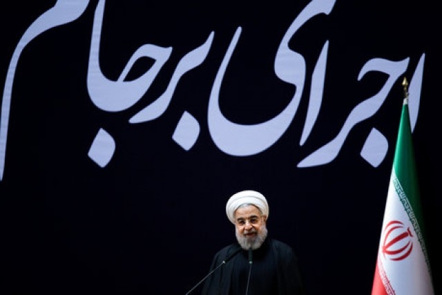 آیا رفتار امریکا تنها دستاورد ادعایی برجام را هم از بین برد؟ / رویترز: فروش نفت ایران به آسیایی ها در ماه گذشته 29 درصد کم شده است چند ماه پس از امضای هسته ای حسن روحانی افزایش فروش نفت را به عنوان دستاورد برجام معرفی کرده بود، ولی این توافق به قدری سست بوده که با اراده قابل پیش بینی امریکایی ها، پس از بازه زمانی کوتاهی رو به افول نهاد و فروش نفت ایران کاهش یافت و در حالی که ما به تمامی تعهدات خود عمل نمودیم و صنعت هسته ای کشور را تعطیل کردیم.