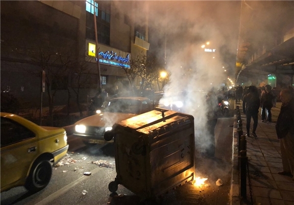 ترقهبازی آشوبگران در میدان انقلاب/ شعار علیه مقدسات مردم، اعتراض اقتصادی نیست؛ فتنهی آمریکایی است +فیلم و عکس در حالیکه تحرکات کوچک و پراکنده و خشونت آمیز این افراد نتوانست بدنه مردم را با خود همراه کند اما خسارت هایی به اماکن واموال عمومی وارد شده است. ناگفته نماند که در طول اغتشاشات و به مدد پروپاگاندای رسانه های ضدانقلاب، حجم تخریب ها و درگیری ها ضریب چندبرابری در شبکه های اجتماعی پیدا می کرد.