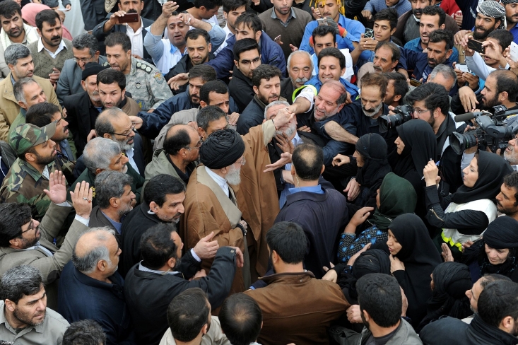 کنش ولی فقیه از مطالبهگری تا فتوای تاریخی برای رفع مشکلات مردم/ رهبرانقلاب: هرکس از دستش کاری بر می آید حرام است که سکوت کند و کاری انجام ندهد هر منصفی که امروز به وقایع امروز ایران نگاه میکند به خوبی میتواند به این مهم پی ببرد که ناآرامیها و ساختارشکنیهای اخیر با آنچه که از آن به عنوان مطالبه معیشتی مردم یاد میشود جداست. مردمی که پولهایشان در اختیارموسسات مالی غیرمجاز است بیش از یکسال است راهپیمایی اعتراضی میکنند و در مقابل نهادها و سازمان های دولتی تجمع اعتراضی برگزار میکردند و همه حرفشان رسیدن به پولهایشان بود اما نه خبری ازاغتشاش بود و نه تعرض به اموال عمومی.