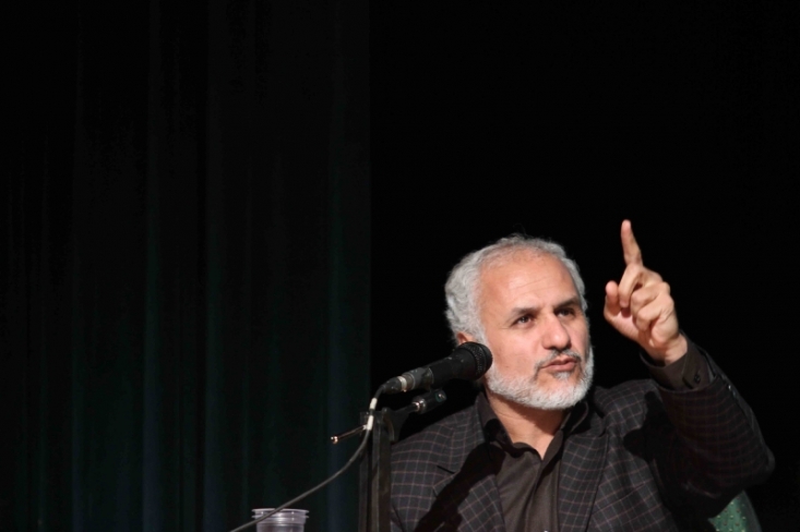 «سینمای اسوهکُش» در گفتگو با حسن عباسی/کار و کارگر در قاب سینما و رسانه، از چپ مارکسیتی تا تفکر کاپیتالیستی / چیزی به اسم سینمای دینی در جمهوری اسلامی وجود ندارد امروزه در سریالهای جمهوری اسلامی، مردان شاغل، افرادی هستند با ماشین های شاسیبلند، لباسهای شیک و اتوکشیده، کیفهای سامسونت و خانم منشی های زیبایی که پشت در اتاقشان نشسته اند و اینها یک پایشان دبی است و یک پایشان اروپا، و بیزینس میکنند. چیزی به اسم سینمای دینی هنوز در جمهوری اسلامی وجود ندارد.