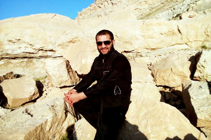 مادر شهید: خوشحالم که با رضایت خودم توانستم دلش را شاد کنم/ شهادت میلاد با ملبس شدنش به لباس روحانیت همراه شد/ هروقت به خانه میآمد دست من و پدرش را میبوسید + تصاویر ميلاد با آنكه در دبيرستان خودش رشته تجربي را انتخاب كرده بود بعد از ديپلم تغيير عقيده داد و رفت سراغ درس طلبگي و در حوزه علميه سفيران هدايت حضرت ابوالفضل(ع) شهرستان اميديه ادامه تحصيل داد. بعدها كه موضوع دفاع از حرم پيش آمد، براي رفتن به سوريه لحظهاي آرام و قرار نداشت. یک سالی در تلاش بود تا بتواند اعزام شود و پنج جا هم ثبت کرده بود.