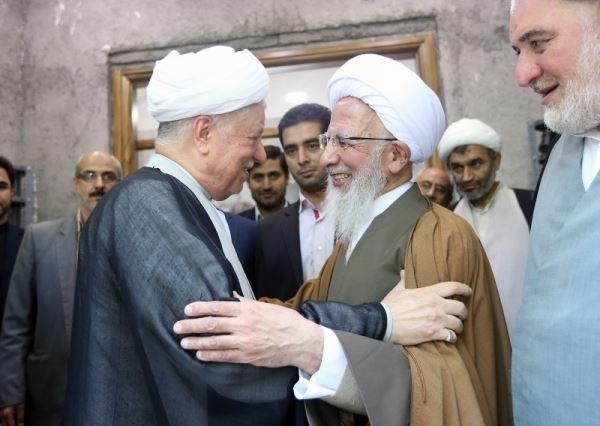 چگونه حفظ تفکر و خاطره صاحبِ نامه «بدون سلام و والسلام» باعث حفظ نظام می شود؟/ آیامیتوان همزمان با نقد اقتصاد لیبرالی از مجریان آن دفاع کرد؟/ تقاضا میکنم مباحث انتقادی اهل علم در مورد مرحوم هاشمی را محل توجه قرار دهید نمی توان منتقد کسانی باشید که در فتنه 88 «قانون گریزی» کرده اما به عوامل اصلی بسترسازان آن یعنی هاشمی رفسنجانی و خانواده وی «مقام تقدس» ببخشید،«دقیقا تناقض» است.نمی توان منتقد اقتصاد وابسته به نفت باشید اما به تکنوکرات بودن هاشمی رفسنجانی «طهارت» ببخشید؛«دقیقا تناقض» است.در سخنرانی خود در مورد اقتصاد ربوی بانک ها به صورت جدی نقد وارد نمایید اما «تفکر توجیه گر اقتصاد ربوی» یعنی هاشمی و جریان فکری او را «تطهیر» کنید؛«دقیقا تناقض» است!