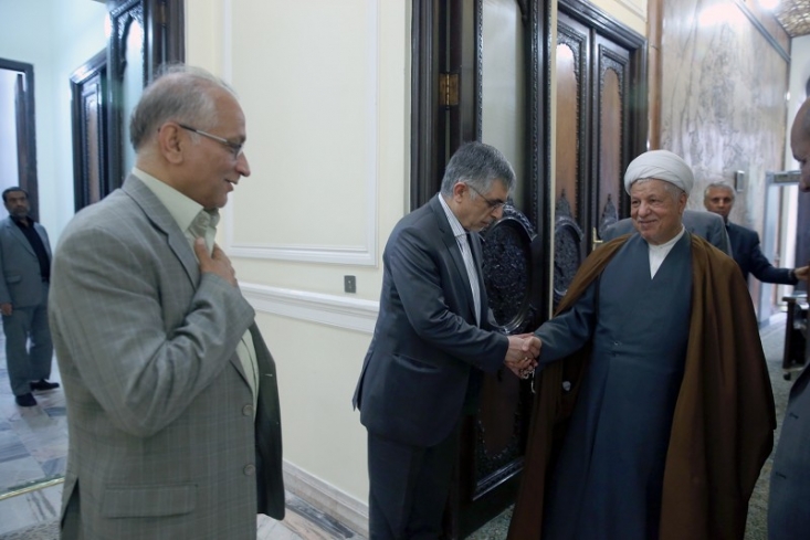 حداقل هاشمی را تحریف نکنید!/ حسین مرعشی: آیتالله رفسنجانی نظر مثبتی به تسخیر سفارت آمریکا نداشت/ آقای مرعشی! شما یادتان نیست که راه قدس از تسخیر سفارت آمریکا میگذشت؟ تحریف تاریخ به هاشمی رسیده است. هاشمی رفسنجانی که خود روزگاری با جعل خاطره از حضرت امام خمینی جاده صاف کن برای اجرای پروژه های سیاسی بود، حالا در سالگردش به یک سوژه مناسب یک جریان سیاسی خاص برای تحریف تبدیل شده است. در همین راستا حسین مرعشی در مصاحبه ای مدعی شد که هاشمی از ابتدا با تسخیر لانه جاسوسی مخالف بوده است!
