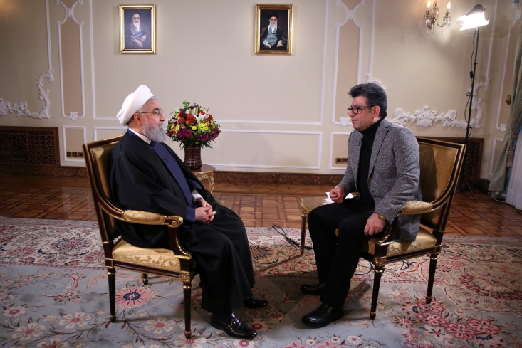همهی«باید بشود»های دیشب روحانی در پنجمین سال ریاست جمهوری/ روحانی: مشکلات دوران تحریم مثل ارتباطات بانکی هنوز باقی مانده است/ دولت میتواند از جیب مردم مشکل سپردهگذاران را حل کند/ مردم خیالشان از بابت دلار راحت باشد به هر حال مردم به یک دلیل به آن صندوق اعتماد کردهاند. دولت باید این مشکل را حل کند. وقتی میگوییم دولت حل کند یعنی از جیب مردم حل کند. یادمان نرود دولت پولی ندارد تمام پول دولت متعلق به مردم است. وقتی ما میگوییم یک صندوقی که ورشکست شده است و دولت بیاید پولش را بدهد یعنی از مردم بدهد. یعنی بابت ورشکستی یک صندوق همه بیایند مشارکت کنند و پول دهد. چون ممکن است اموال آن صندوق تکافوی بدهیاش را نکند. خب کی باید این را جبران کند؟