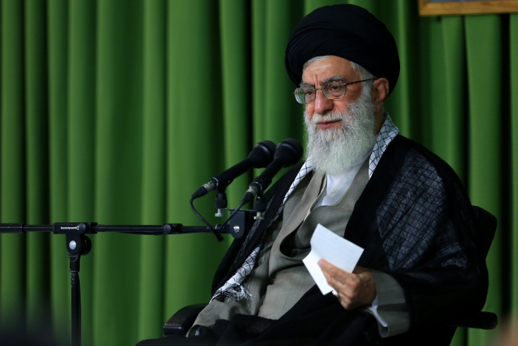 روایت توصیه رهبرانقلاب به روحانیون عالم سیاست/ «سلمانِ محمد» الگویی برای نیروهای مومن و انقلابی گاهی پولدارها ممکن بود سراغ یک عالمی هم بیایند، او هم یک احترامی بکند امّا معاشرت روحانیّون ما، علمای ما، مراجع ما، ائمّهی جماعت ما -علمائی که بودند با مردم- عمدتاً با مردم فقیر و زیر متوسّط بوده است؛ این خیلی چیز مهمّی است.