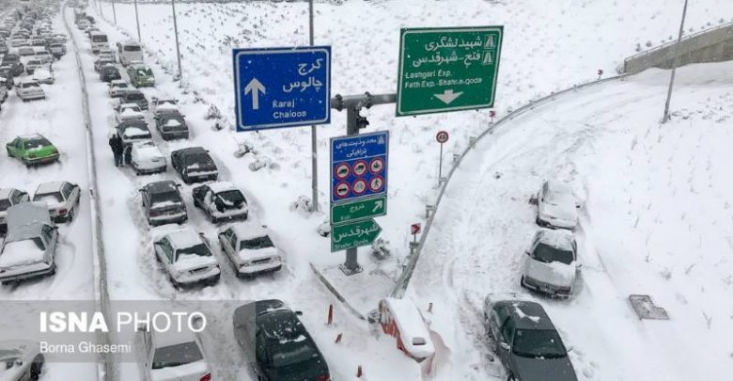 بررسی اجمالی رفتار اعتدالیها در مواجه با بحران های پنج سال اخیر؛ چرا از پس هیچ کدام برنیامدند؟/ نجفی: دانش آموزان بار برف درختان را کم کنند!/ معاون شهردار: با افتخار میگوییم وظایفمان پس از بارش برف را بهتر از قبلیها انجام دادیم! تفکر اعتدالی نشان داده است که می توان بارش 20 سانت برف را هم به یک بحران تبدیل کرد. کارنامه مدیریتی برخی از مدیران نشان داده است که مشکل اصلی را نه در کمبود بودجه بلکه باید در مدیریت پیر و خسته آنها جستوجو کرد. چرا که می توان با وجود پیش بینی های قبلی و اختصاص میلیاردها بودجه برای برف روبیِ تهران، بازهم نتوان از پس بارش برف برآمد.