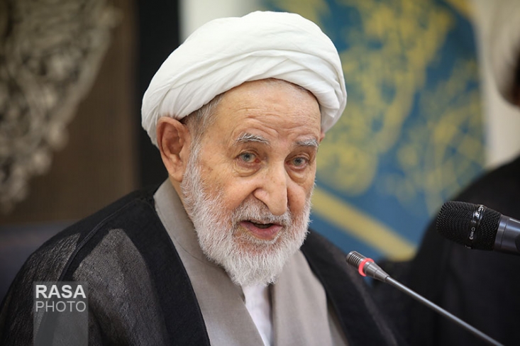 آیتالله یزدی: ریالی حقوق از قوه قضائیه نگرفتم/ اجازه نمیدهیم آقازادهای بهواسطه آقازادگی از فیلترها عبور کند در این جلسات میدیدم که آیتالله خامنهای فردی مسلط و آگاه به مباحث است بنده از تفکرات ایشان در مباحث استقبال میکردم و با توجه به خروجی این جلسات بود که پیرامون مرجعیت ایشان نظر دادم. بنده در آن زمان معتقد بودم ایشان حق مرجعیت دارند، بنده هیچگاه آخرت خود را برای دنیای دیگران نفروختم و بر مرجعیت ایشان طبق شناخت خود سخن گفتم.