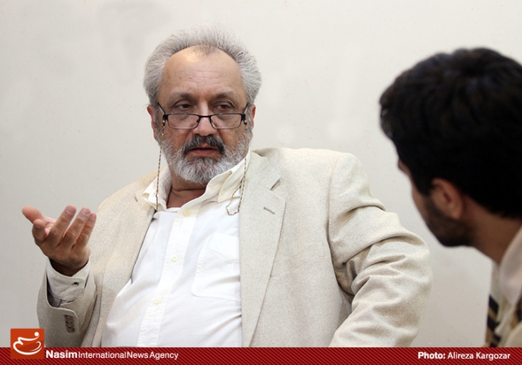 در آمریکا پول همه چیز نیست؛ تنها چیز است! دو کشور در دنیا هستند به نام کوبا و ویتنام، که هر دو با آمریکا جنگ خونین داشتند. ولی ما یک ویتنامی نداریم که در آمریکا علیه کشورش لابی کند، اما کوبایی زیاد داریم. زیرا پایههای فرهنگی ویتنام به قدری قوی بود که بتواند خودش را بازسازی کند که در کشور غربت مرتکب خیانت نشود. هموطنان ما هم چون هویت فرهنگیشان در برزخ رشد کرده این کار را انجام میدهند.