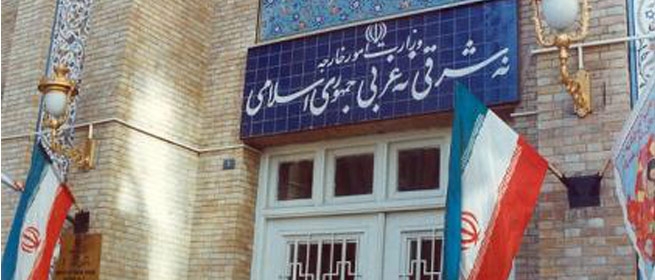 دستاوردهای بین المللی انقلاب اسلامی از تبدیل ژاندارمی منطقه، حیاط خلوت اسرائیل و حافظ منافع آمریکا به قدرت بلامنازع منطقه و ایجاد دگرگونی در معادلات سیاسی جهان انقلاب اسلامی چنان تأثیری در تحولات بین المللی به جای گذاشته است كه كارشناسان مسایل بین المللی از آن به عنوان رنسانس در جهان معاصر یاد میكنند. با انقلاب اسلامی فلسفه حكومت در ایران تغییر كرد و این تغییر، تحول در فلسفه حاكمیت در اندیشهها را نیز به دنبال داشت و معادلات سیاسی موجود در دنیا را مورد چالش قرار داد.