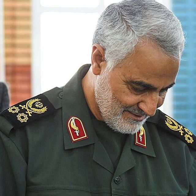سردار سلیمانی تیتر یک رسانه مشهور آمریکایی / نیوزویک:با ظهور تهدیدات جدید داخلی وخارجی ژنرال سلیمانی محبوب تر از رئیس جمهور است فرمانده حرفهایترین و محرمانه ترین نیروهای ایران در داخل این کشور به طور فزایندهای محبوب شده، زیرا او از طریق پیروزی های نظامی با متحدانش در منطقه توانسته به گسترش نفوذ تهران کمک کند.
