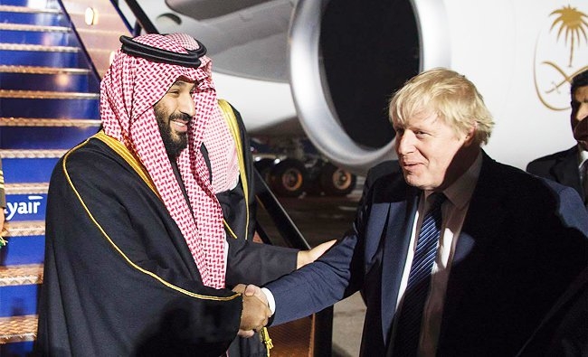 پیام لندن به بن سلمان: با خیال راحت کودککشی را ادامه دهید! / گاردین: انگلیس برای معمار جنگ یمن فرش قرمز پهن کرده است درست تر بود مینوشت: «او دارد مرگ را برای یازده میلیون کودک یمنی میآورد. آنهم با بمبهای بریتانیایی، اما مهم نیست چون او برای اسلحه تا اینجا میلیاردها پوند پول داده وهمینطور هم قول داده یکصد میلیارد پوند از سهام شرکت نفتی آرامکو را در بورس لندن عرضه کند»