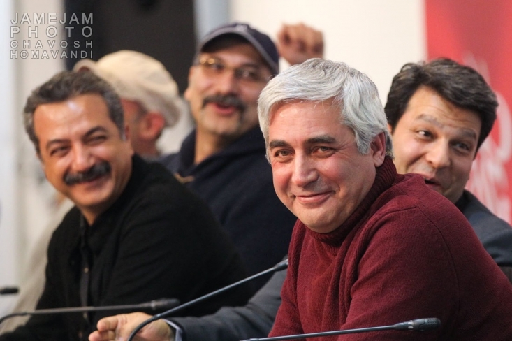 حاتمیکیا: من روی سخنم با «رسانه ملی» بود؛ پس وجه افتراق «شبکه ملی» با شبکه «من و تو» در چیست؟/ با پول مردم ایران فیلم میسازم نه بودجه سفارتخانه بیگانه من روی سخنم با «رسانه ملی» بود که چرا آنتن زنده را در اختیار کسانی میگذارد که تلویحا فیلمسازانی را که دغدغههای ملی نظام دارند، بهعنوان فیلمساز ارگانی و وابسته به مردم القا کنند. این هم حکایت غریبی است. از طرفی همین جماعت در بوق میدمند که رسانه ملی مرده و مخاطب ندارد و همه آنتنها به آن سوی مرزها تنظیم شده است، ولی همین آبباریکه را هم ندارند و در اختیار جریان فکری قرار میگیرد که هیچ عُلقهای به مضامین ملی-میهنی ندارد