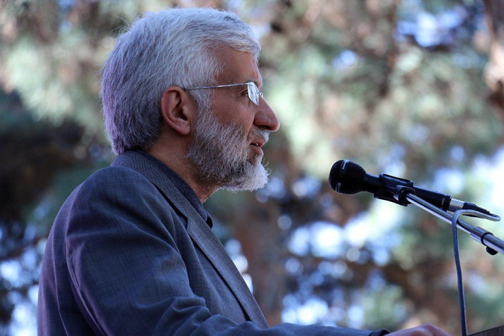 جلیلی: پیام شهدا این است که نترسید و مقاومت کنید جلیلی افزود: امثال همین عزیزان هستند که باعث می شوند امام راحل(ره) در وصیتنامه خود بگویند مردم دوران ما از امت رسول الله (ص) مقام برتر و والاتری دارند و همگان را در کنار عبادات به مطالعه وصیتنامه شهدا توصیه می کنند تا ببینیم یک نوجوان و جوان در عنفوان جوانی به چه مقامی می تواند برسد.