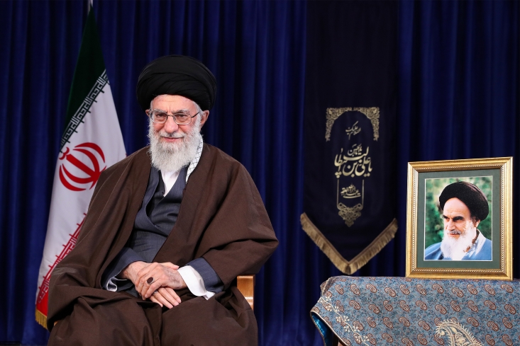 شعار امسال «حمایت از کالای ایرانی» است/ این فقط مربوط به مسئولین نیست؛ همه آحاد ملّت به معنای واقعی کلمه وارد میدان شوند+ فیلم من این را محور قرار دادم برای شعار امسال؛ شعار امسال «حمایت از کالای ایرانی» است؛ سال «حمایت از کالای ایرانی». این فقط مربوط به مسئولین نیست؛ آحاد ملّت همه میتوانند در این زمینه کمک بکنند و به معنای واقعی کلمه وارد میدان بشوند. البتّه این حمایت از پنج شش جهت، ابعاد مختلفی دارد که این ابعاد را من انشاءالله در سخنرانی باز خواهم کرد و تشریح خواهم کرد و آنچه را که قشرهای مختلف مردم و مسئولینِ گوناگون کشور میتوانند انجام بدهند، انشاءالله مطرح خواهم کرد