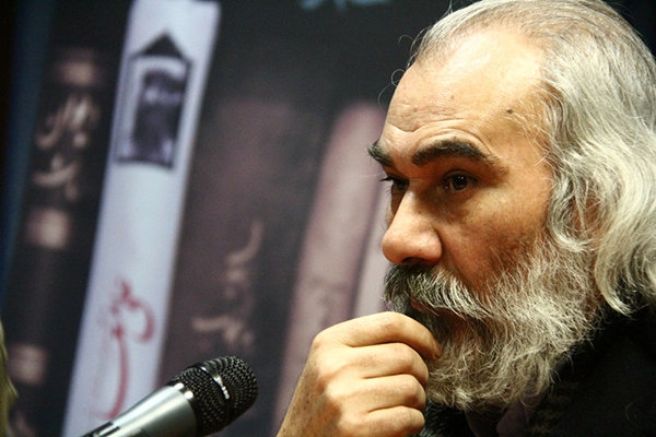 حقیقت وجودش را از همه پنهان کرد و این مهمترین هنرش بود/ وقتی از محمدهاشمی تا محمد خاتمی، همه مخالف آوینی بودند/ مرتضی سر همهی ما کلاه گذاشت خود بنده به ایشان گفتم چرا به آقا نمیگویی که ماجرا تمام شده است. گفت: آقا دستور داده و من باید اطاعت بکنم. گفتم پس به او بگو محمد هاشمی دارد چه کار میکند؛ چون ایشان با نامه آقا به صدا و سیما رفت و به او گفتند این رهبر شما است، رهبر ما سردار سازندگی است! مرتضی برگشت. به او گفتند آقای آوینی، ما آرشیو شما را پاک کردیم! آقای آوینی، ول کنید، الان عصر سازندگی است.