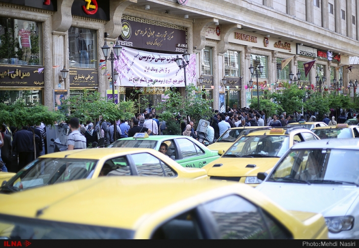 دلواپسی حامیان دولت برای ونزوئلایی شدن اقتصاد ایران/ روزنامه ابتکار: در ابتدای مسیری هستیم که ونزوئلا در آن قرار دارد کارشناسان اقتصادی معتقدند که ابتدای مسیر انحطاطی که ونزوئلا را در بر گرفته و آن را تبدیل به بی ثباتترین کشور از لحاظ اقتصادی کردهاست، شبیه به شرایط فعلی بازارهای ارز و طلا در ایران بود. بنابراین چنانچه با اقدامات ضرب العجلی، منطقی و راهبردی، تلاش برای کنترل اوضاع انجام نگیرد، آینده روشنی در انتظار ما نیست.