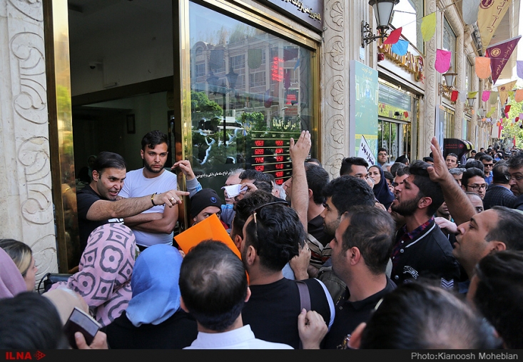 سیاست های ارزی دولت روحانی چگونه نوسانات اخیر را رقم زد؟/تاثیر برجام و ادامه تردید بانک های بزرگ جهانی برای همکاری با ایران بر جهش دلار "سیاست ارزی پنج سال اخیر را میتوان مناسب کشوری دانست که تورمی زیر ۳ درصد دارد نه کشوری که شاخص تورمیاش طی این مدت حدود ۲ برابر شده است. "