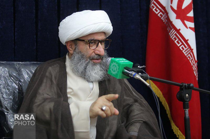 تعطیلی کسب و کار برای شهادت حضرات معصومین یگانه مصداق تعظیم شعائر نیست/ جمهوری اسلامی از اهمّ امور و از اعظم شعائر دین است/ اگر این حکومت نبود خدا می داند چه مصیبتی بر سر ناموس شیعه یعنی حرم اهل بیت می آمد حکومت جمهوری اسلامی از اهمّ امور و از اعظم شعائر دین و ثمره زحمات همه انبیاء الهی و اهل بیت (علیهم السلام) و سید الشهدا (علیه السلام) است؛ چرا که اینها جانشان را در راه اقامه دین و حدود الهی دادند و هیچ هدفی از دین و دیانت و انزال آیات و ارسال رسل و کتب، جز اقامه دین الهی نداشتند. قرآن می فرماید: «انا انزلنا الیک الکتاب بالحق لتحکم بین الناس بما اراک الله» (نساء: 105). حکومت جمهوری اسلامی نیز که امام راحل (ره) تأسیس نمودند برای همین اقامه دین الهی است، لذا این حکومت ثمره زحمات همه انبیاء و اهل بیت (علیهم السلام) می باشد.