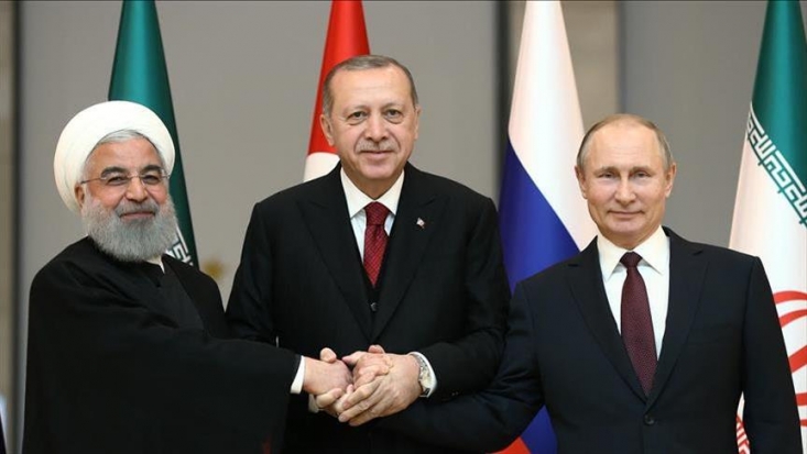گام نخست ایران برای مقابله با تحریم دلار/ قرارداد سوآپ ارزی ایران – ترکیه عملیاتی شد؛ پیمان پولی دو جانبه ایران و روسیه منعقد شد این در حالی است که پیشازاین نیز روسیه پیمانهای پولی با کشورهای نظیر چین ،اوکراین ، پاکستان و … بسته است و با توجه به اهمیت این رویدادها میتوان نتیجه گرفت که روسیه به دنبال رسیدن به سازوکاری جدید جهت کاهش وابستگی به استفاده از ارزهای معیار جهانی نظیر دلار و یا یورو هست.با استفاده از این پیمانهای دوجانبه میتوان بدون استفاده از ارزهای معیار جهانی و با استفاده از ارزهای محلی دو کشور به تجارت و مبادلات بانکی پرداخت.