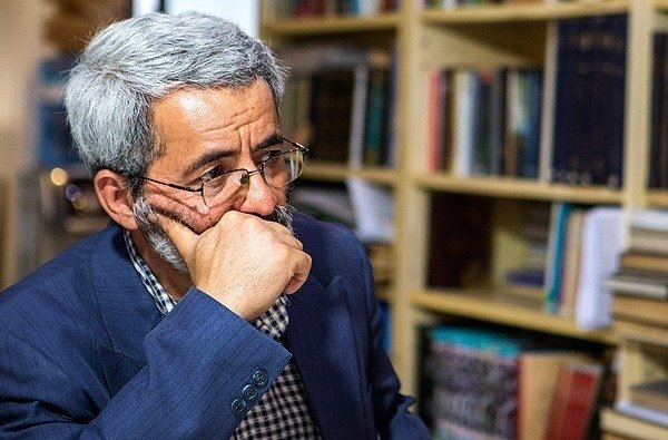توجیهات متناقض امیرانتظام پیرامون روابط غیرمتعارفش با بیگانگان/ روابط امیرانتظام با بیگانه حتی براساس معیارهای اعضای جبهه ملی نیز قابلپذیرش نبود/چرا دولت موقت حاضر به دفاع از او نشد؟ آقای ناصر میناچی همزمان، به دنبال افشاگری دانشجویان پیرو خط امام دستگیر میشود به فاصله کوتاهی (چند ساعت) واکنشهای شدید همه سلایق سیاسی منجمله حزب جمهوری اسلامی منجر به آزادی وی میگردد، درحالیکه هیچکس، حتی نیروهای مجتمع در دولت موقت حاضر به دفاع از آقای امیرانتظام برای آزادیاش نشدهاند.