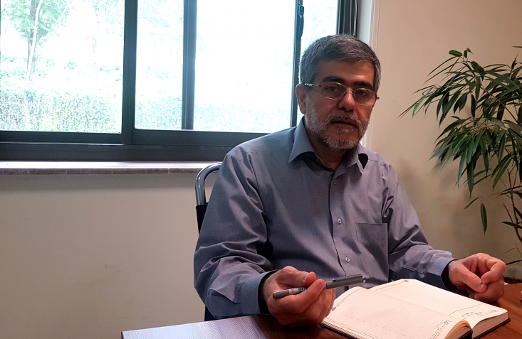 اروپاییها اگر میخواهند در برجام بمانیم بدون گروکشی موشکی و منطقهای، باید با تحریمها و جریمههای امریکا مقابله بهمثل کنند/ فشار را روی رژیم صهیونیستی بگذارید، لابی آنها در امریکا تحریمها را کاهش میدهد من به آقای رئیس جمهور و همفکران ایشان توصیه می کنم که بیایید مشکل کمباین کشاورزان را حل کنند و با حذف کمباین های فرسوده از این حجم وسیع دور ریز محصولات کشاورزی جلوگیری کنیم. مشکل اتوبوس و سیستم حمل و نقل شهری را حل کنند. با حذف اتوبوس های شهری دودزا، هم سلامت را به شهرها برگردانیم و هم تولید شغل کنیم. مشکلات تولید و صنعت کشور را حل کنند و با حمایت از تولید ملی، اقتصاد مقاومتی را اجرایی کنند. دنبال توسعه سیاسی به صورت ظاهری نباشیم