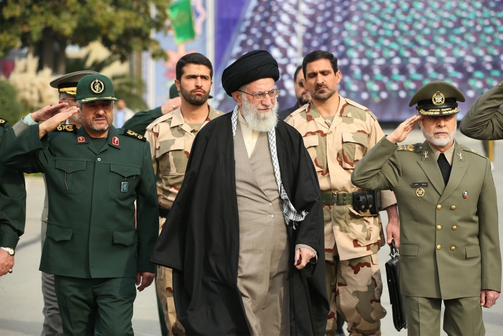 آیتالله خامنهای و نظریۀ استحکامِ ساختِ درونیِ انقلاب/ بقا و بسطِ اقتدارِ انقلابِ چهلساله در ادبیّاتِ آیتالله خامنهای، مفهومِ اقتدار در معنایی که در علومِ سیاسی و اجتماعی رایج است، بهکار نرفته است و از اینرو، در مقابلِ قدرت قرار ندارد، بلکه با آن مترادف است. بر این اساس، ایشان در طولِ بیش از یک دهۀ گذشته، همواره از ضرورتِ استحامِ ساختِ درونیِ قدرت و یا کسبِ اقتدارِ درونی سخن گفته است، و البته در سالهای اخیر، بر شدّتِ تأکید و حساسیّتِ ایشان افزوده شده است.