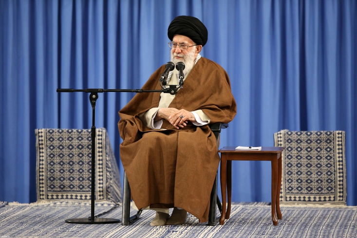 دنیای اسلام باید از لحاظ علمی قوی شود تا امریکا نتواند به آن باید و نباید بگوید/نخبگان یک حرکت عظیم فکری برای بازگشت جهان اسلام به قله تمدن بشری آغاز کنند ایشان با اشاره به گسترش بیداری در دنیای اسلام و افزایش گرایش به اسلام در جهان، خاطرنشان کردند: امروز جوانان در دنیا، سؤالهای زیادی دارند که می خواهند پاسخ آنها را در چارچوب اسلام بیابند، بنابراین باید حرکت علمی در دنیای اسلام شتاب بگیرد و امت اسلامی بار دیگر به اوج اقتدار علمی و تمدنی خود برسد تا دشمنان اسلام و امریکاییها نتوانند به رؤسای کشورهای اسلامی دستور بدهند و «باید و نباید» بگویند.