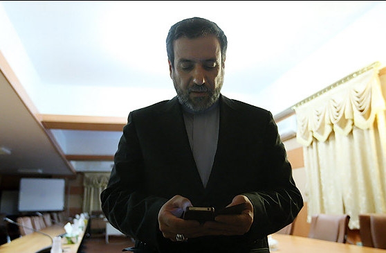 توجیه جدید عراقچی: باید بین دولتها و شرکتهای اروپایی تفاوت قائل شویم، کسی نمیتواند آنها را مجبور به کارنکردن با ما کند/ اگر به این ادعای مضحک اعتقاد دارید اصرارتان برای حفظ دولتهای اروپایی در برجام چیست؟ پروژه جدید بازی با کلمات که از «نقض فاحش و غیرفاحش» برجام به تفکیک اروپا از آمریکا رسیده بود حالا با روی خوش نشان ندادن اروپایی ها به دولت و برجام به تفکیک مضحک«شرکت های اروپایی از دولت های آنها» رسیده است. این درحالی است که اگر این گزاره صحبت داشته باشد هیچ نیازی به دست وپا زدن دولتی ها برای ادامه برجام با اروپا وجود ندارد.
