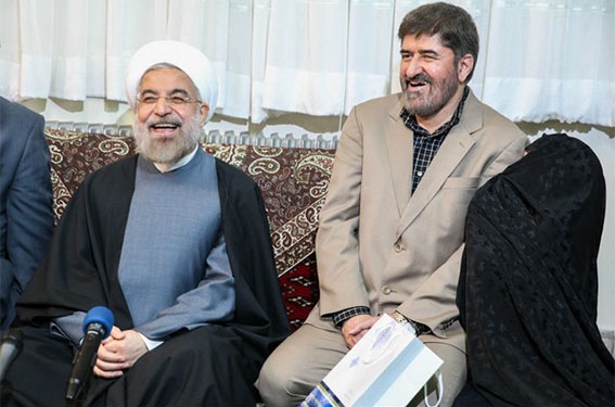 ای کاش علی مطهری هم اندکی عقل و انصاف را ملاک قضاوت خود قرار می داد. خروج کفار از صلح نامه حدیبیه ناشی از متن ضعیف این توافق نبود بلکه برعکس این توافق به اندازه‌ای هوشمندانه بسته شده‌بود، که تنها بندی از صلحنامه که یک‌طرفه و به سود مشرکان مکه تلقی می‌شد به زیانشان تمام شد و عاقبت این صلحنامه به فتح مکه منتهی شد؛ اما امروز که دوسال از اجرای برجام گذشته است نه تنها هیچ آورده ای برای ایران به دنبال نداشته است، بلکه ضعف برجام روحانی را به مرحله ای رسانده است که در مقابل بدعهدی طرف مقابل، در برنامه ای زنده اعلام می کند که ما از برجام خارج نمی شویم! علت این موضع رئیس جمهور را باید در نقاط ابهام و ضعف برجام جست وجو کرد.

