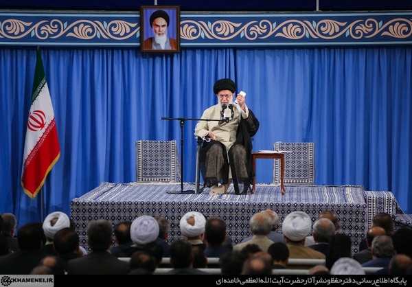 راهحل منطقی ایران درمسئله فلسطین رفراندوم از فلسطینیان واقعی است/دانشگاه باید با کار علمی و راهگشا در مسئله اقتصاد ورود کند حضرت آیت الله خامنهای تجربه غنیسازی ۲۰درصد را نمونهای درخشان از توانایی و استعداد جوانان کشور برشمردند و خاطرنشان کردند: در دورهای که برای فروش اورانیوم غنیشده ۲۰درصد شرط و شروط گذاشته بودند و برخی مسئولان نیز به دادن امتیازاتی در این زمینه گرایش پیدا کرده بودند، با تلاش جوانان و با پافشاری و استقامت توانستیم به اورانیوم ۲۰درصد دست یابیم و دنیا در کمال ناباوری دید که ما به اورانیوم امریکا وروسیه و فرانسه احتیاج نداریم.