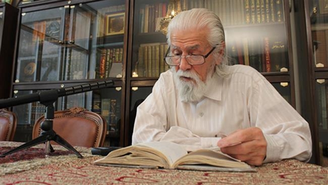 سروده تاریخی مرحوم سبزواری در باره بنی صدر چه بود؟/ الا منافق تردست؛ في امان الله/رسیدهای تو به بنبست؛ فيامانالله... جریانهایی که در قم گذشت و بعد منجر به تبعیدشان به خارج از کشور شد، برای ما بخصوص متوجه شدم که از خارج اعلامیههای این بزرگ مرد به ایران میآید و اولین اعلامیهاش را من خواندم، این امید در من پیدا شد که من ذوق زده شدم که دیدم یک نفر مرد قد علم کرده در مقابل این جماعت نااهل ایستاده. از آن روز تصمیم گرفتم به کارهایم رنگ اسلامی و انقلابی بدهم.